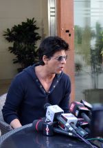 Shahrukh Khan clears controversy at home on 17th May 2012 (4).JPG